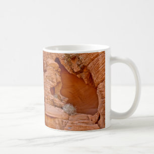 CANECA DE CAFÉ DETALHE DE ROCHAS DO DESERTO ERGUIDO NO VALE DO FO