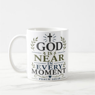 Caneca De Café Deus Está Perto Em Cada Momento Citação de Devocio