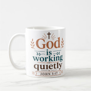 Caneca De Café Deus Está Trabalhando Silenciosamente Encorajament