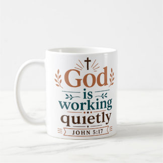 Caneca De Café Deus Está Trabalhando Silenciosamente Encorajament