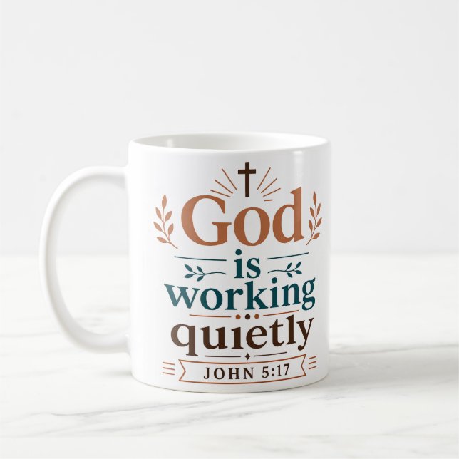Caneca De Café Deus Está Trabalhando Silenciosamente Encorajament (Esquerda)