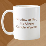 Caneca De Café Dia de Groundhog da Estação Personalizada<br><div class="desc">Celebre o Dia da Marmota com esta deliciosa caneca de café que declara, "Sombra ou Não, É Sempre Tempo Engraçado." Perfeito para marcar a estação, esta caneca personalizável é ideal para manhãs confortáveis ou para dar a um ente querido. Quer você esteja gostando de café quente, chá ou cacau, esta...</div>