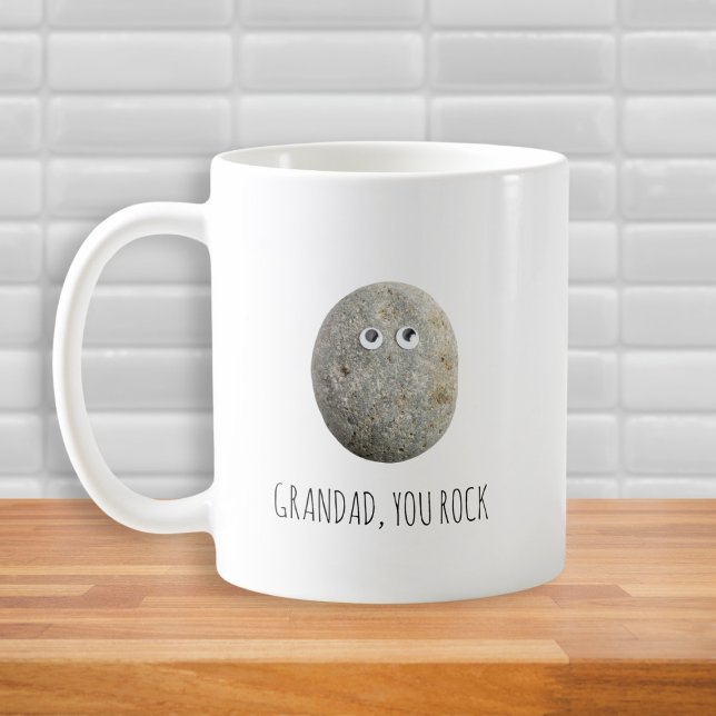 Caneca De Café Dia de os pais engraçado (Coffee Mug with simple typography reads "Grandad, You Rock" with a funny photo of a rock)