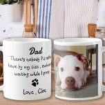 Caneca De Café Dia de os pais Engraçado Pai Cão - Foto Pet<br><div class="desc">Surpreenda este Dia de os pais com esta super fofa caneca pai. Pai ... Não há ninguém que eu tenha preferencialmentes ao meu lado, estranhamente esperando enquanto eu cocô! Personalize com a foto favorita de Pet do Pai de Cachorro, e o nome. COPYRIGHT © 2020 Judy Burrows, Black Dog Art...</div>