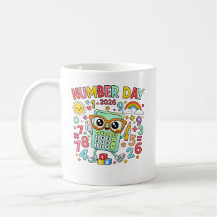 Caneca De Café Dia do Número 2026 Design de Calculadora de Coruja