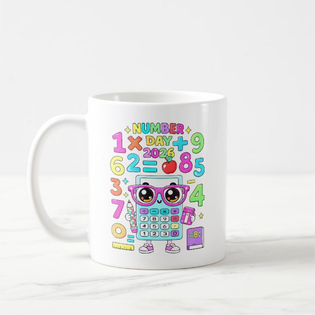 Caneca De Café Dia do Número 2026 Design de Calculadora Matemátic (Esquerda)