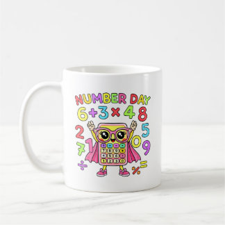 Caneca De Café Dia do Número Design de Personagem de Calculadora
