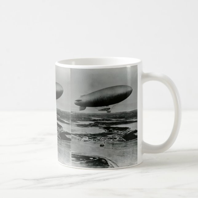 Caneca De Café Dirigível do B-class do marinho que voa sobre o (Direita)