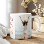 Caneca De Café "Disfruta de las casas pequeñas" Foto personalizad<br><div class="desc">Descubra as simples alegrias da vida com a "Disfruta de las Cosas Pequeñas" Coffee Mug. Esta caneca personalizada apresenta a frase animadora "Disfruta de las Cosas Pequeñas" ("Aproveite as Pequenas Coisas") mostrada elegantemente ao lado de sua foto favorita. O design combina elementos inspirados em vassoura com o seu toque pessoal,...</div>