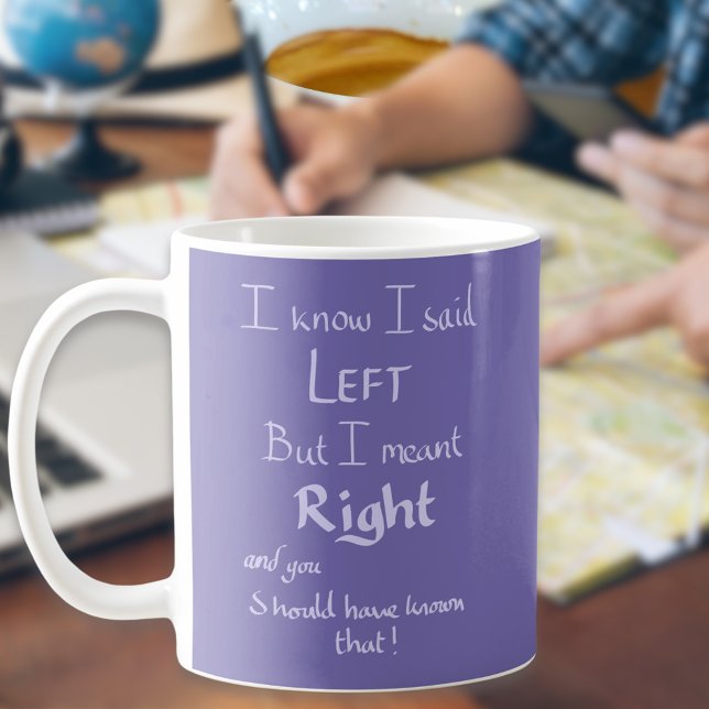 Caneca De Café Dito Esquerdo Argumento Engraçado Piada Citação Hu (Funny travel directions joke purple mug)