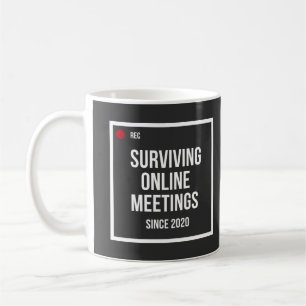 Caneca de Café Divertida Sobrevivendo a Reuniões O