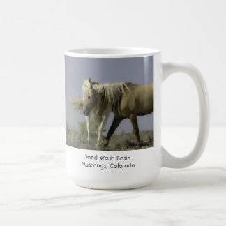 Caneca de café do cavalo selvagem - corona da