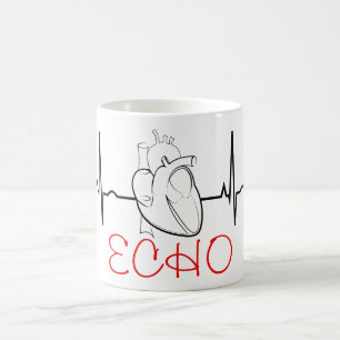 Caneca de café do eco com EKG e coração realís