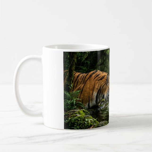 Caneca de Café do Tigre Bebendo de uma Piscina da  (Esquerda)