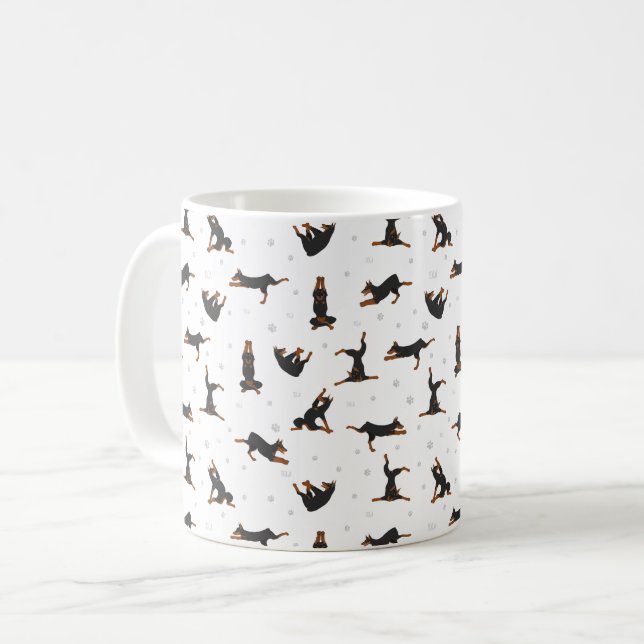Caneca De Café Doberman Pinscher cão fazendo ioga (Frente Esquerda)