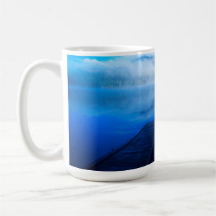 Caneca De Café Doca em lago calmo e enevoado, Califórnia