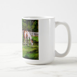 Caneca De Café Dois cavalos da pintura que pastam