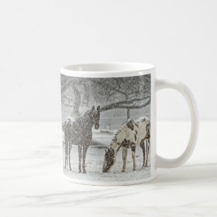 Caneca De Café Dois Cavalos em Pasto Neve em queda de Neve