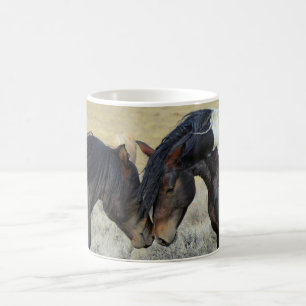Caneca De Café Dois Cavalos Selvagens Marrons Nuzzling
