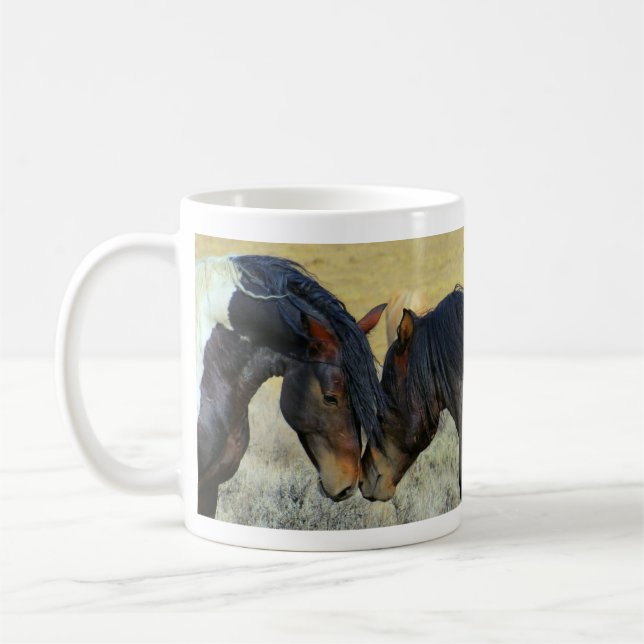 Caneca De Café Dois Cavalos Selvagens Tocando Noses Mug (Esquerda)