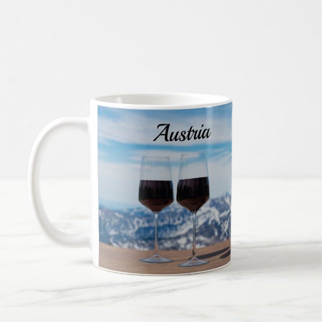 Caneca De Café Dois copos de vinho tinto contra montanhas (Esquerda)