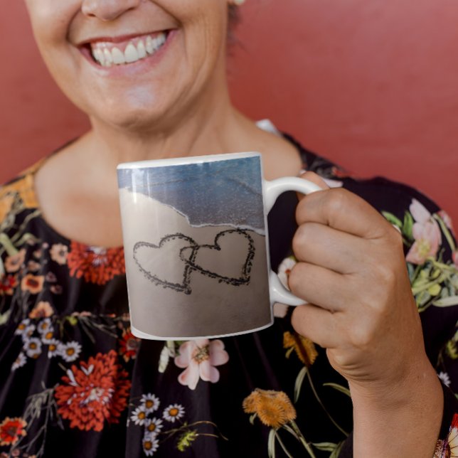 Caneca De Café Dois Corações Na Taça De Areia (Criador carregado)