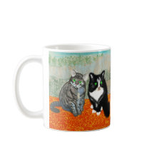 Dois gatos dividem seu café