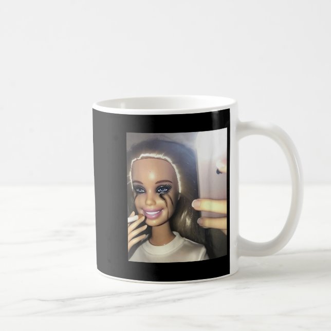 Caneca De Café Doll Humor Escura Fumando Selfie Parody (Direita)