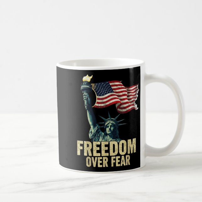 Caneca De Café Dom Over Fear Statue Of Liberty Flag Graphic  (Direita)