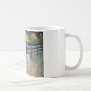 Caneca De Café Donkey em um Campo de outono