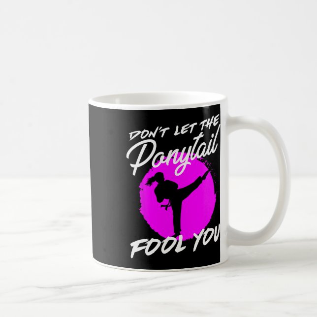 Caneca De Café Dont Let The Ponytail Fool You I Funny Karate  (Direita)