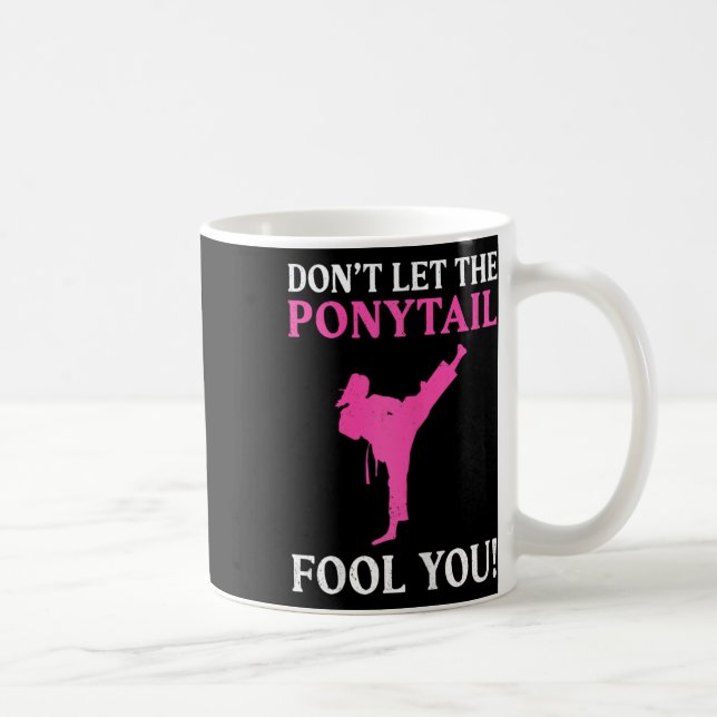 Caneca De Café Don't Let The Ponytail Fool You Karate Fighter Mar (Direita)