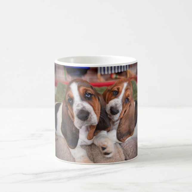 Caneca de café dos filhotes de cachorro de Basset (Centro)