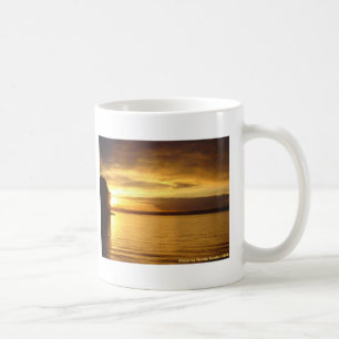 Caneca de café dourada do respingo