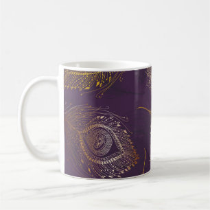 Caneca De Café Dourada pena de pavão, fundo violeta.