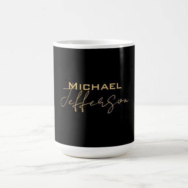 Caneca De Café Dourado preto elegante nome minimalista moderno (Centro)