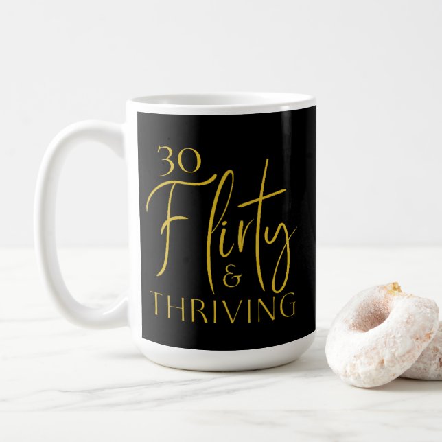 Caneca De Café Dourado Script 30 Flirty Thriving Birthday Mug (Com Donut)