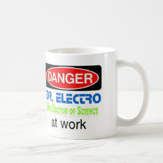 Caneca De Café Dr. Eletro no trabalho
