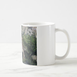 Caneca De Café dragão farpado acima da árvore do xmas