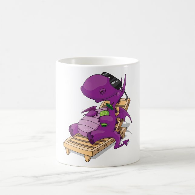 Caneca De Café Dragão Roxo Relaxando na Cadeira de Decks (Criador carregado)
