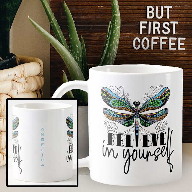 Caneca De Café Dragonfly acredita em si mesmo palavras encorajado (Dragonfly mug.  Believe in Yourself -- double sided and personalized with any name.)