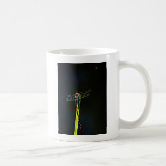 Caneca De Café Dragonfly azul e preta sobre a grama verde e verme