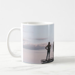Caneca De Café Duas mulheres no telhado do carro