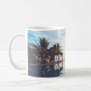 Caneca De Café Duas pessoas ao lado da piscina de natação