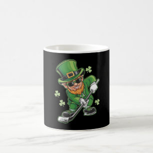 Caneca De Café Duende Jogando Hóquei no Gelo Dia de São Patrício
