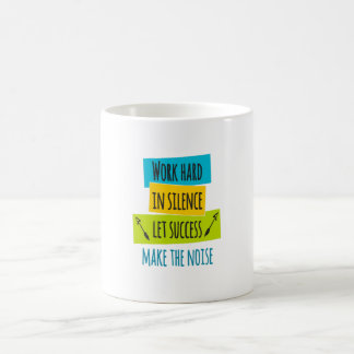 Caneca De Café Duro De Trabalho Em Silêncio Deixe O Êxito Fazer O