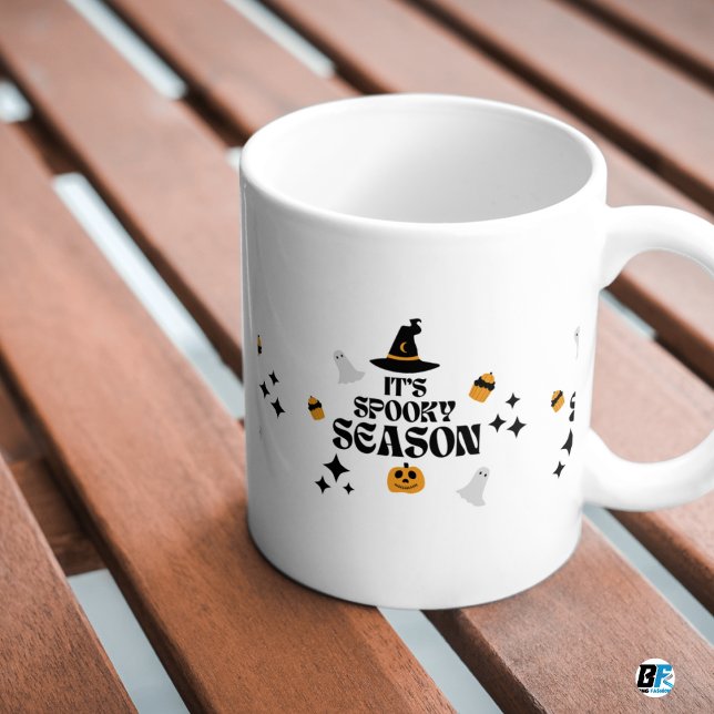 Caneca De Café É a estação assustadora, a ideia de tendências de  (Criador carregado)