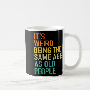 Caneca De Café É Estranho Ter a Mesma Idade que as Pessoas Velhas