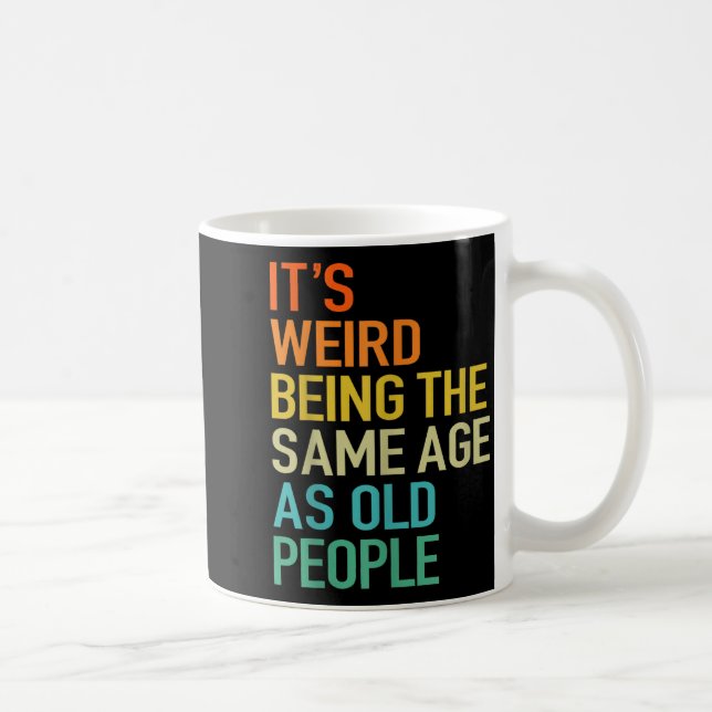 Caneca De Café É Estranho Ter a Mesma Idade que as Pessoas Velhas (Direita)
