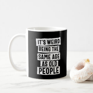 CANECA DE CAFÉ É ESTRANHO TER A MESMA IDADE QUE O VELHO HUMOR PES